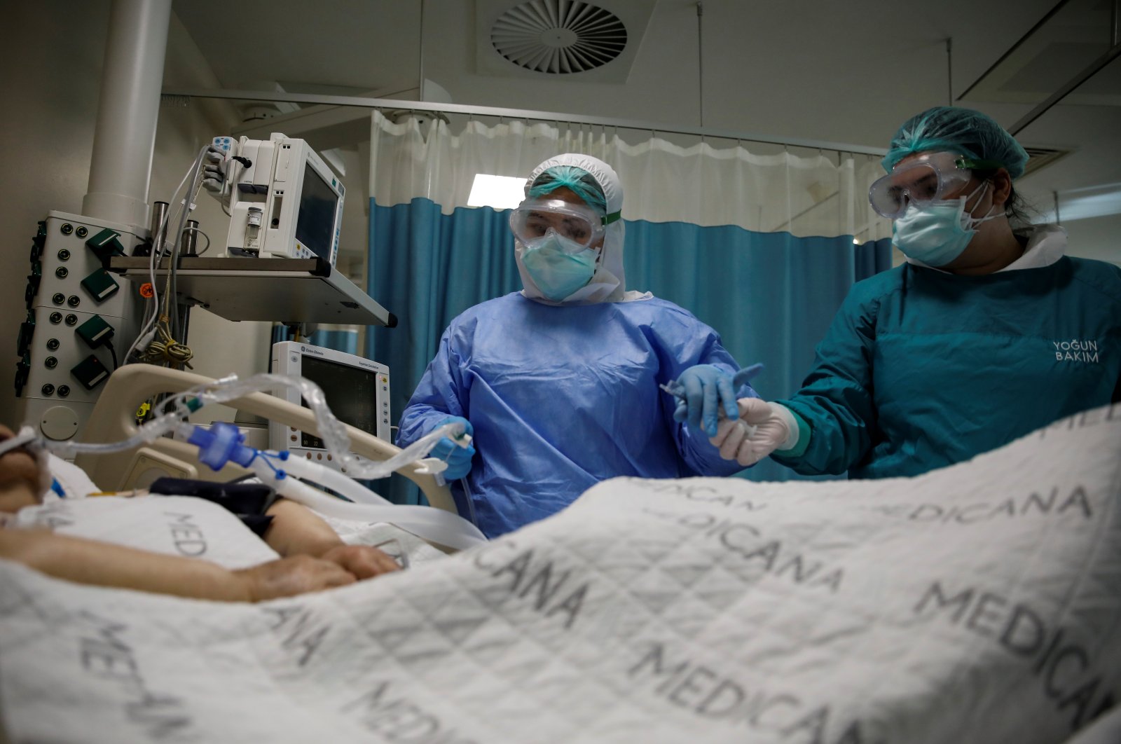 Nurses take care of a patient suffering from COVID-19 at an intensive care unit at Medicana International Hospital in Istanbul, Turkey, April 14, 2020. (Reuters Photo)