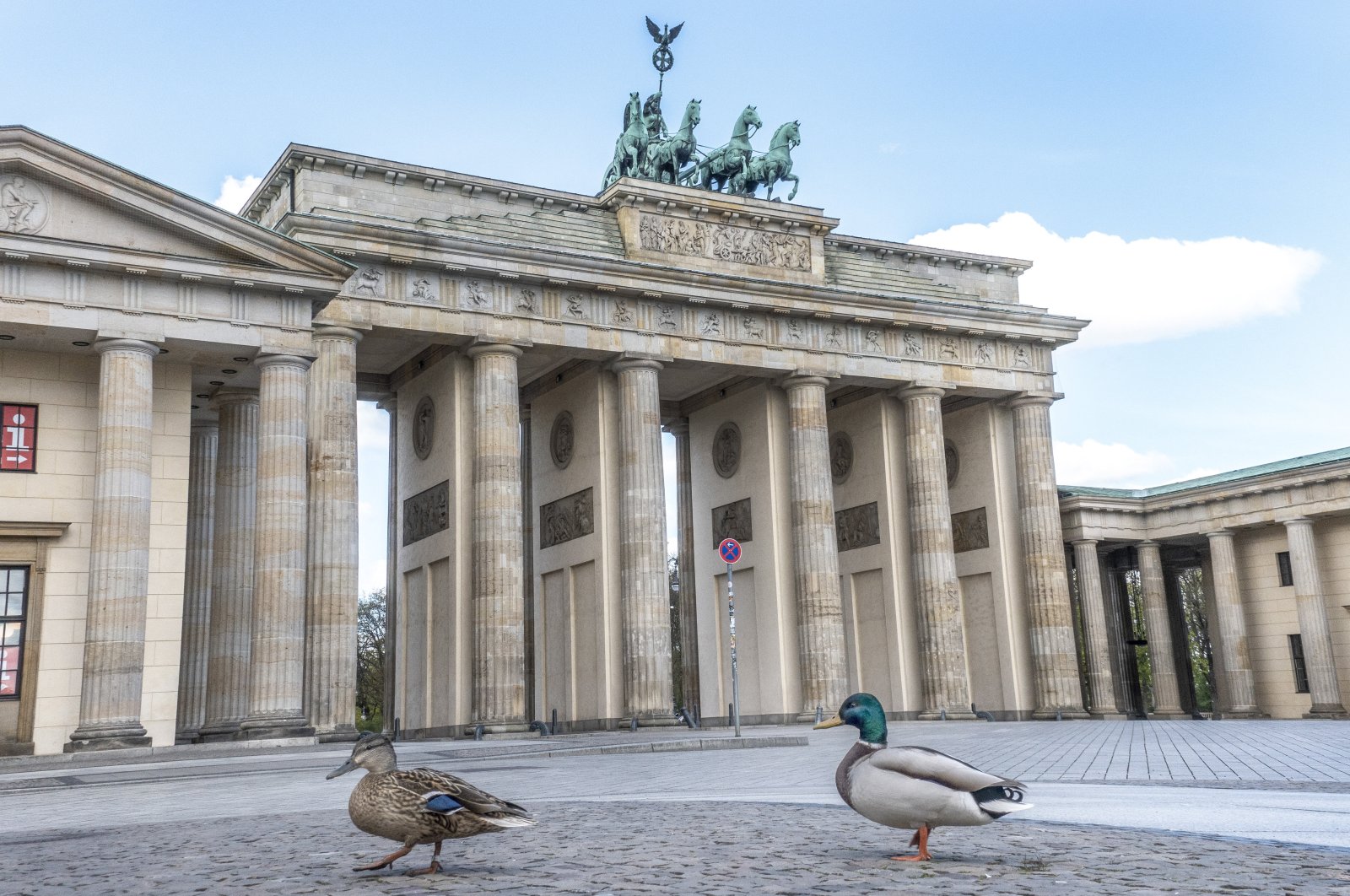 A pair of mallard ducks wanders in front of the Brandenburg Gate at Pariser Platz in Berlin, Germany, April 14, 2020. (EPA Photo)