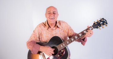 Fuat Güner poses with his guitar in this undated photo. (Photo by Murat Şengül)