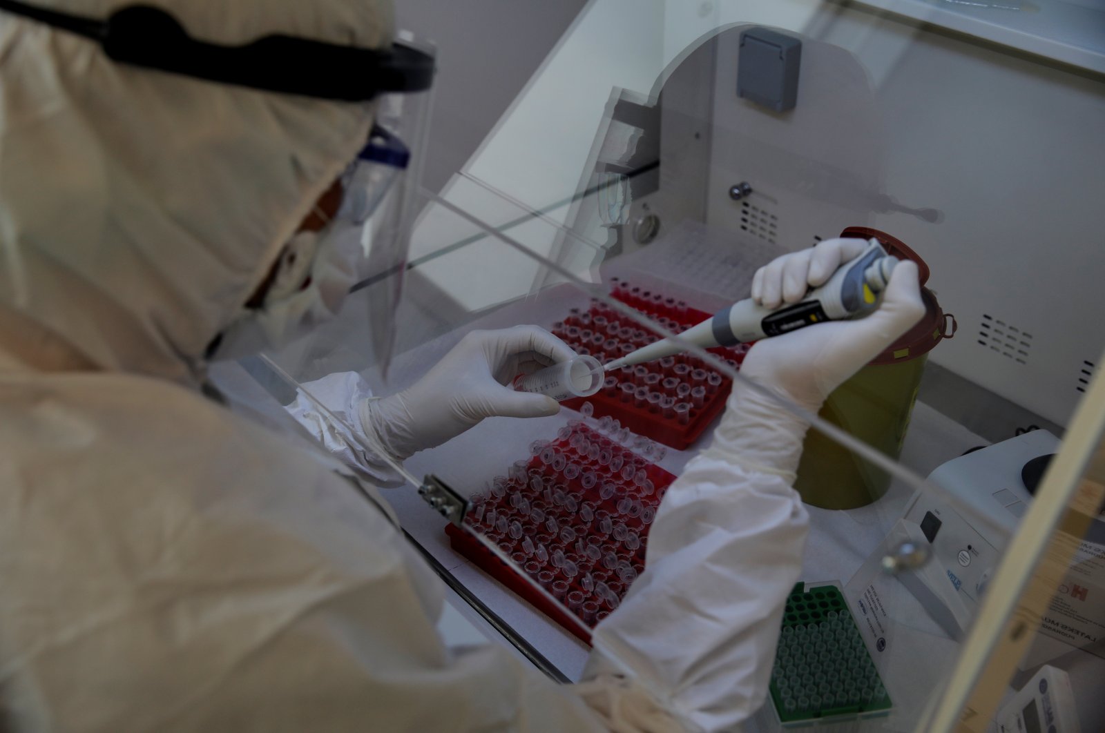 A biologist works on samples from test tubes to check if any of them tested positive for coronavirus at a laboratory in Istanbul, Turkey, April 14, 2020. (Reuters Photo)
