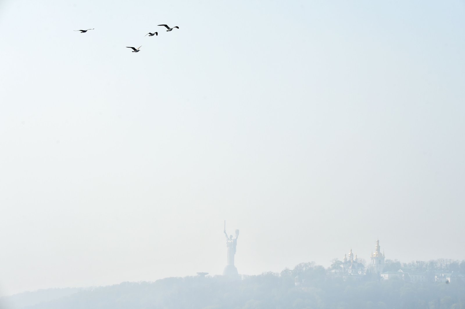 Smoke haze hangs over the Ukrainian capital of Kiev on April 17, 2020. (AFP Photo)