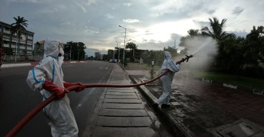Congolese firemen begin disinfecting operations in state buildings and public spaces in the Gombe district of Kinshasa, April 12, 2020. (AFP Photo)