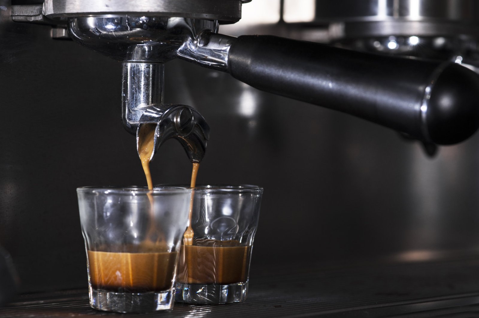 Кофеин кофемашины. Эспрессо кофемашина обои на рабочий стол. Coffee Espresso closeup.