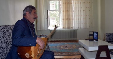 Mevlüt Mertoğlu indulges in an online call-and-response duet at home. (AA Photo)
