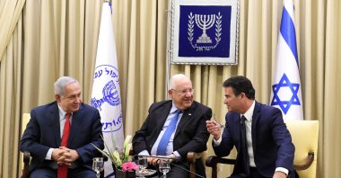 Israel's President Reuven Rivlin (C), Prime Minister Benjamin Netanyahu (L) and the head of the Mossad Yossi Cohen (R) award certificates to Mossad employees. (Photo: Kobi Gideon / GPO Israel)