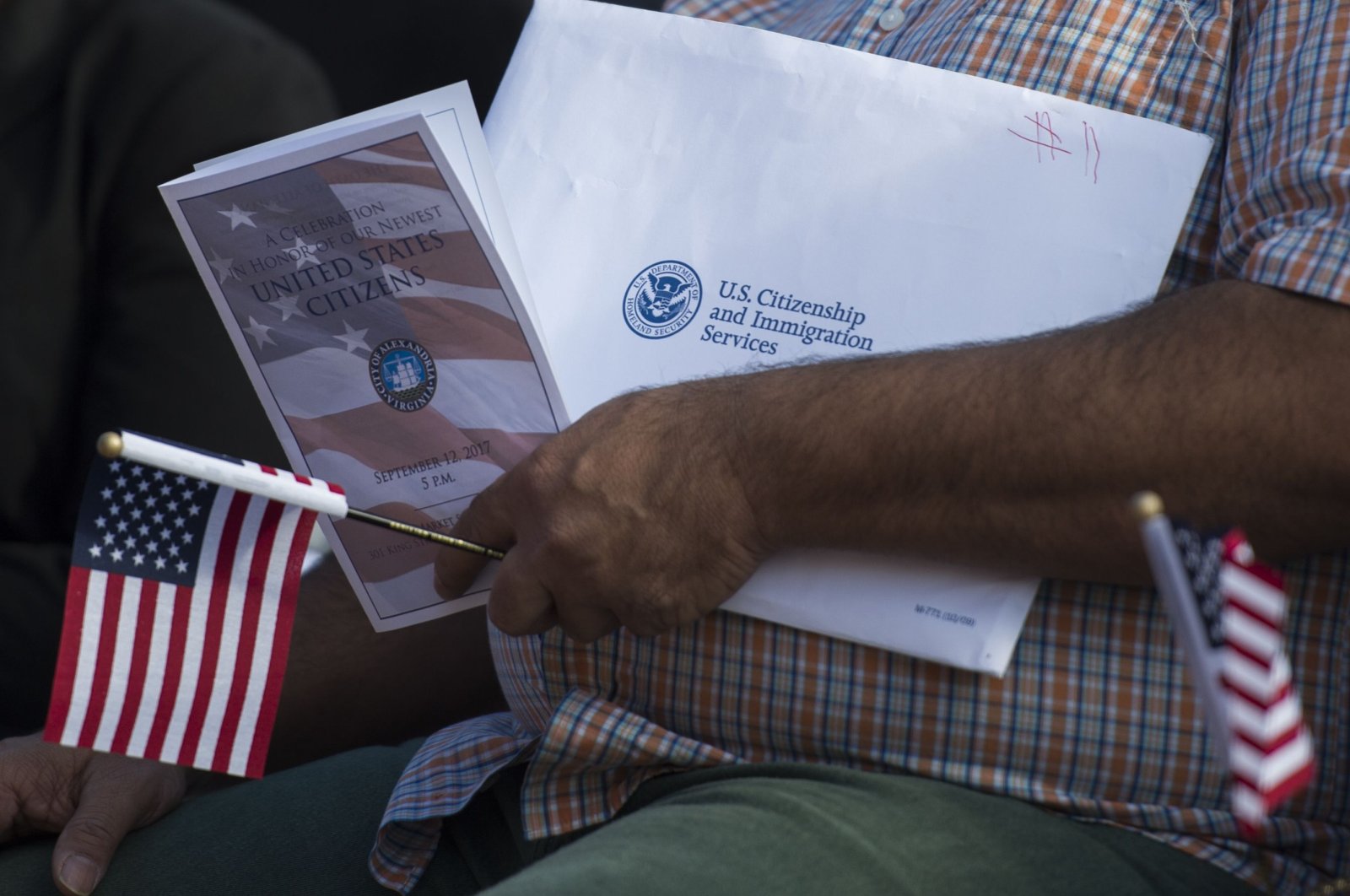 A new U.S. citizen holds an information packet at a naturalization ceremony at Alexandria City Hall in Alexandria, Va., Sept. 12, 2017. (AFP Photo)