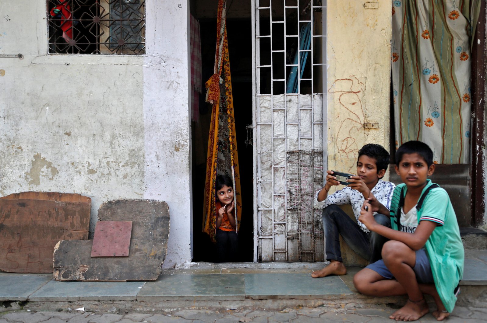 Children play outside a house during a nationwide lockdown in India to slow the spread of COVID-19, in Dharavi, one of Asia's largest slums, during the coronavirus disease outbreak, in Mumbai, India, April 10, 2020. (Reuters Photo)
