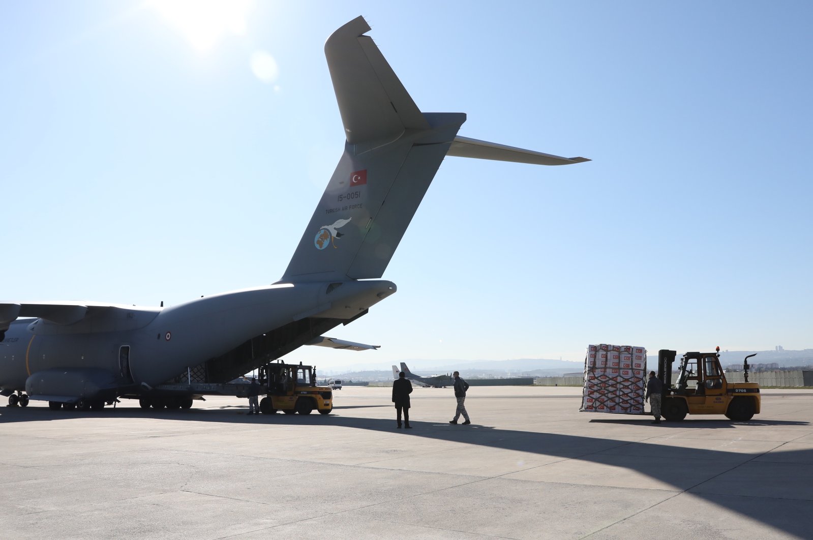A Turkish military plane being loaded with medical supplies aimed at reducing shortages in the U.K., Ankara, 10 April 2020 (AA Photo)