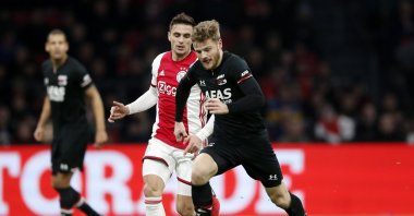 Ajax's Dusan Tadic fights for the ball against AZ Alkmaar's Frederik Midtsjo during an Eredivisie match, Alkmaar, March 1, 2020. (AFP Photo)
