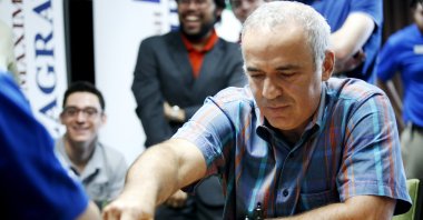 World chess legend Garry Kasparov makes a move during a series of rapid and blitz exhibition games called Ultimate Moves, St. Louis, Missouri, United States, Sept. 3, 2015. (AP Photo)