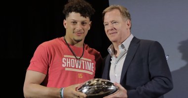 Patrick Mahomes (L) holds the MVP trophy with NFL Commissioner Roger Goodell before a news conference in Miami, Florida, U.S., Feb. 3, 2020. (AP Photo)