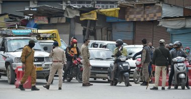 Indian police stops vehicles at a checkpoint during a government-imposed nationwide lockdown as a preventive measure against the COVID-19 coronavirus, in Srinagar on April 20, 2020. (AFP Photo)