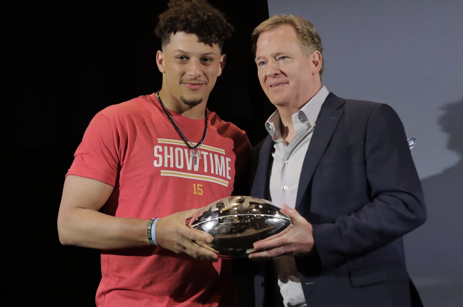 Patrick Mahomes (L) holds the MVP trophy with NFL Commissioner Roger Goodell before a news conference in Miami, Florida, U.S., Feb. 3, 2020. (AP Photo)