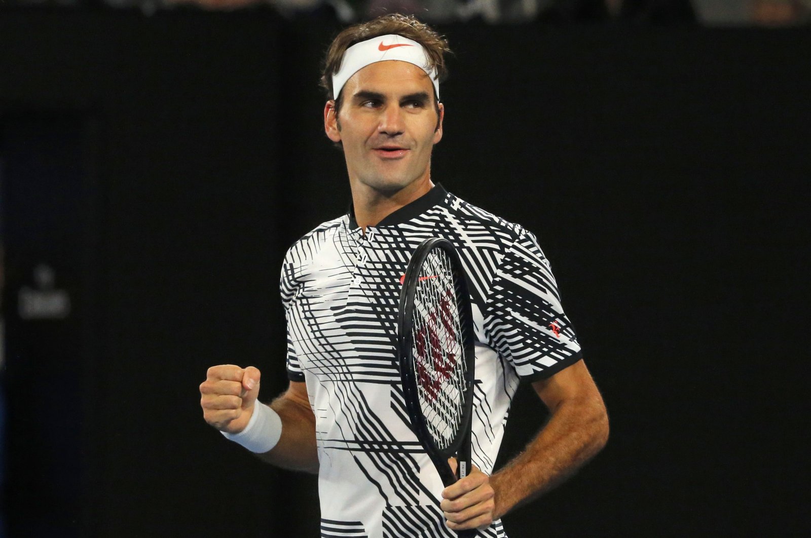 Switzerland's Roger Federer celebrates winning his Men's singles third round match against Czech Republic's Tomas Berdych, Melbourne Park, Melbourne, Australia, 20 January, 2017. (Reuters Photo)