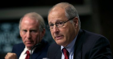 President of the Council on Foreign Relations and former director of policy planning at the State Department Richard Haass (L) and former Defense Undersecretary for Policy Eric Edelman (R) testify during a hearing before Senate Armed Services Committee on Capitol Hill in Washington, D.C., Aug. 4, 2015. (AFP Photo)