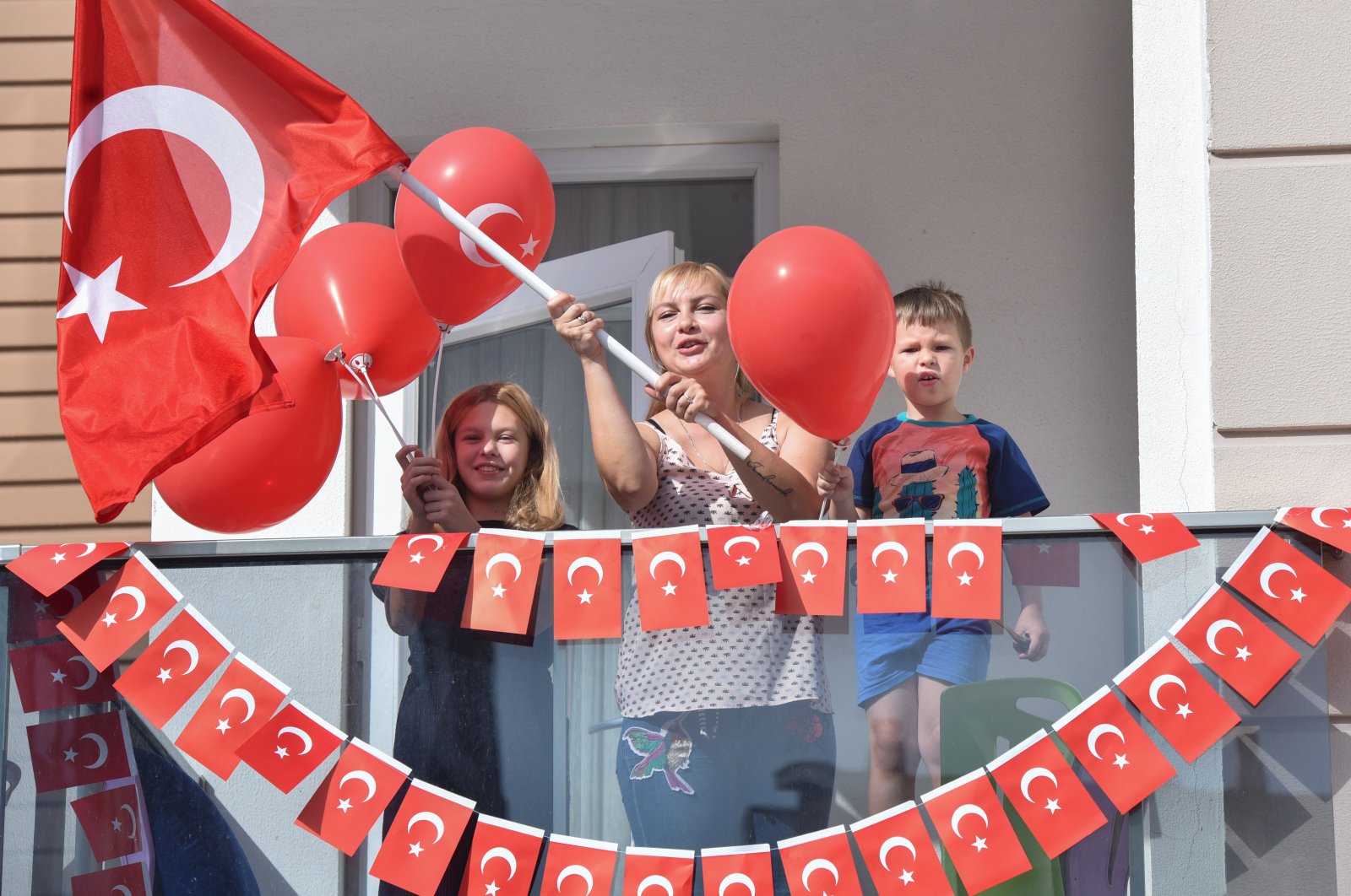 Stuck at home due to the coronavirus outbreak, families opted to celebrate Turkey's Children Day on their balconies. (DHA Photo)