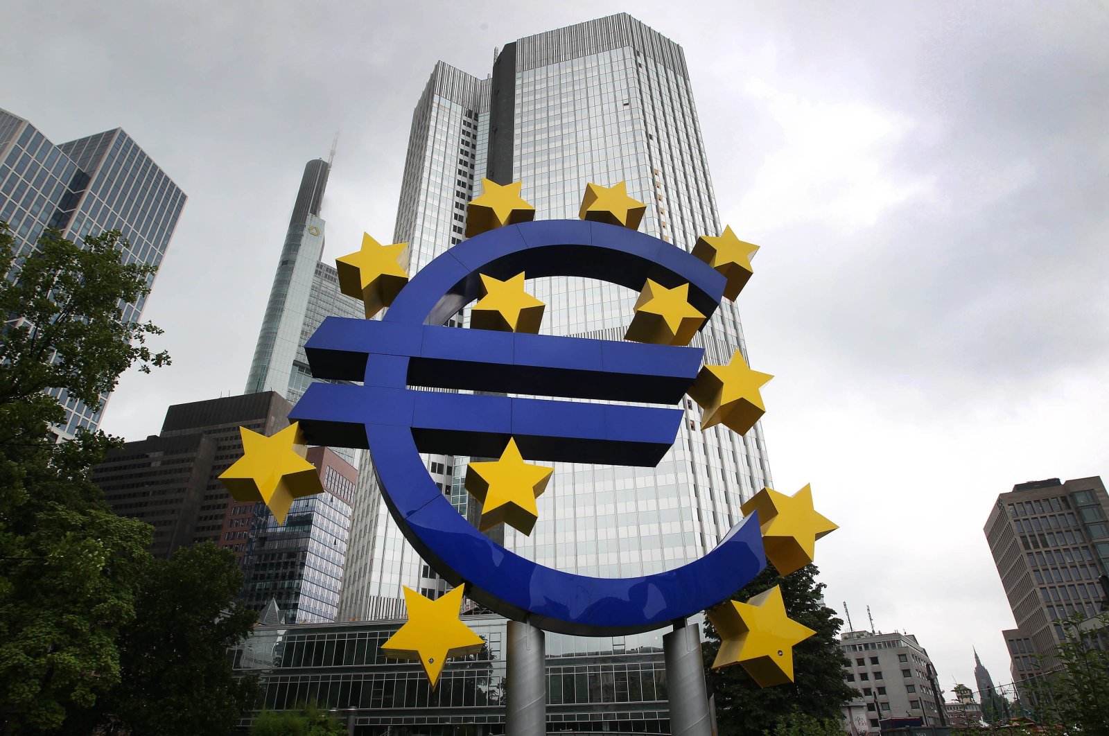 A huge logo of the euro currency can be seen in front of the former headquarters of the European Central Bank (ECB) in Frankfurt am Main, western Germany, July 20, 2015. (AFP Photo)