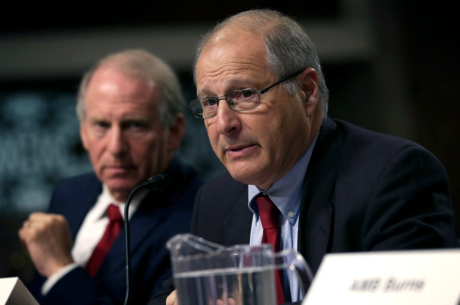 President of the Council on Foreign Relations and former director of policy planning at the State Department Richard Haass (L) and former Defense Undersecretary for Policy Eric Edelman (R) testify during a hearing before Senate Armed Services Committee on Capitol Hill in Washington, D.C., Aug. 4, 2015. (AFP Photo)