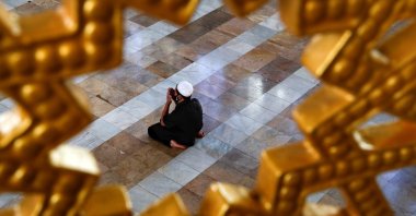A Muslim man wearing a protective face mask prays at a mosque on the first day of the holy fasting month of Ramadan, amid the coronavirus outbreak, in Bangkok, Thailand, April 24, 2020. (Reuters Photo)