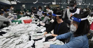 South Korean election officials sort voting papers for ballot counting in the parliamentary elections at a gymnasium in Seoul, South Korea, April 15, 2020. (AFP Photo)