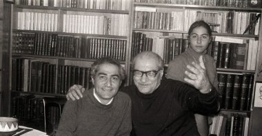 Kemal Tahir (R) would often pay visits to photographer Süveyd Orhon and talk about literature. Poet Halim Şefik's daughter Ayşe is seen at the back. (SABAH Photo)