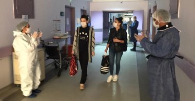 Staff at the Tunceli State Hospital applause 27-year-old E.D., the last remaining COVID-19 patient in the province, on April 24, 2020. (DHA Photo)