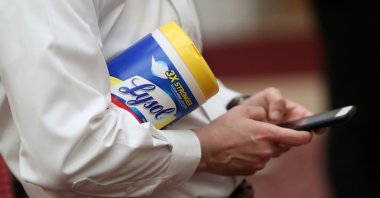  In this file photo taken on March 16, 2020, an attendee holds a container of Lysol disinfecting wipes during a press conference at San Francisco City Hall by Mayor London Breed. (AFP Photo)
