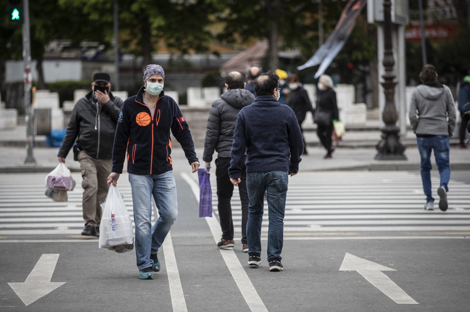 People wearing masks walk the streets of the capital Ankara, Turkey, April 23, 2020. (AA Photo)