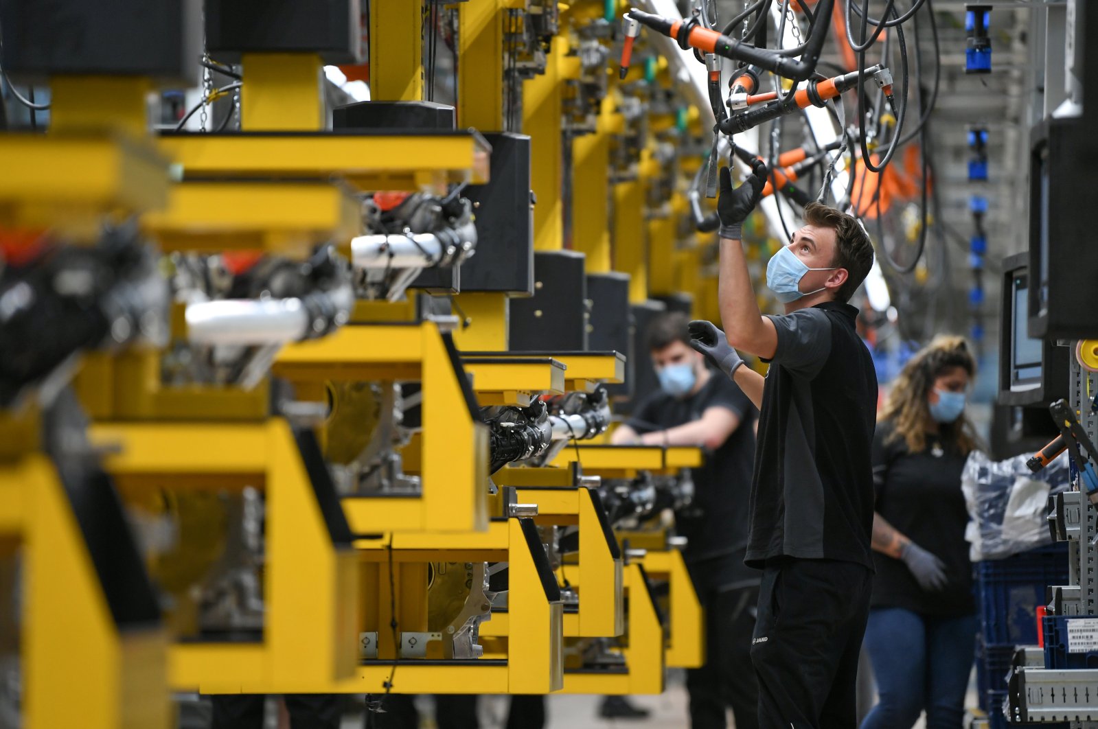 Workers assemble engines for Mercedes-Benz S-class models at the Daimler Powertrain plant in Bad Cannstatt, as the spread of the coronavirus continues near Stuttgart, Germany, April 22, 2020. (Reuters Photo)