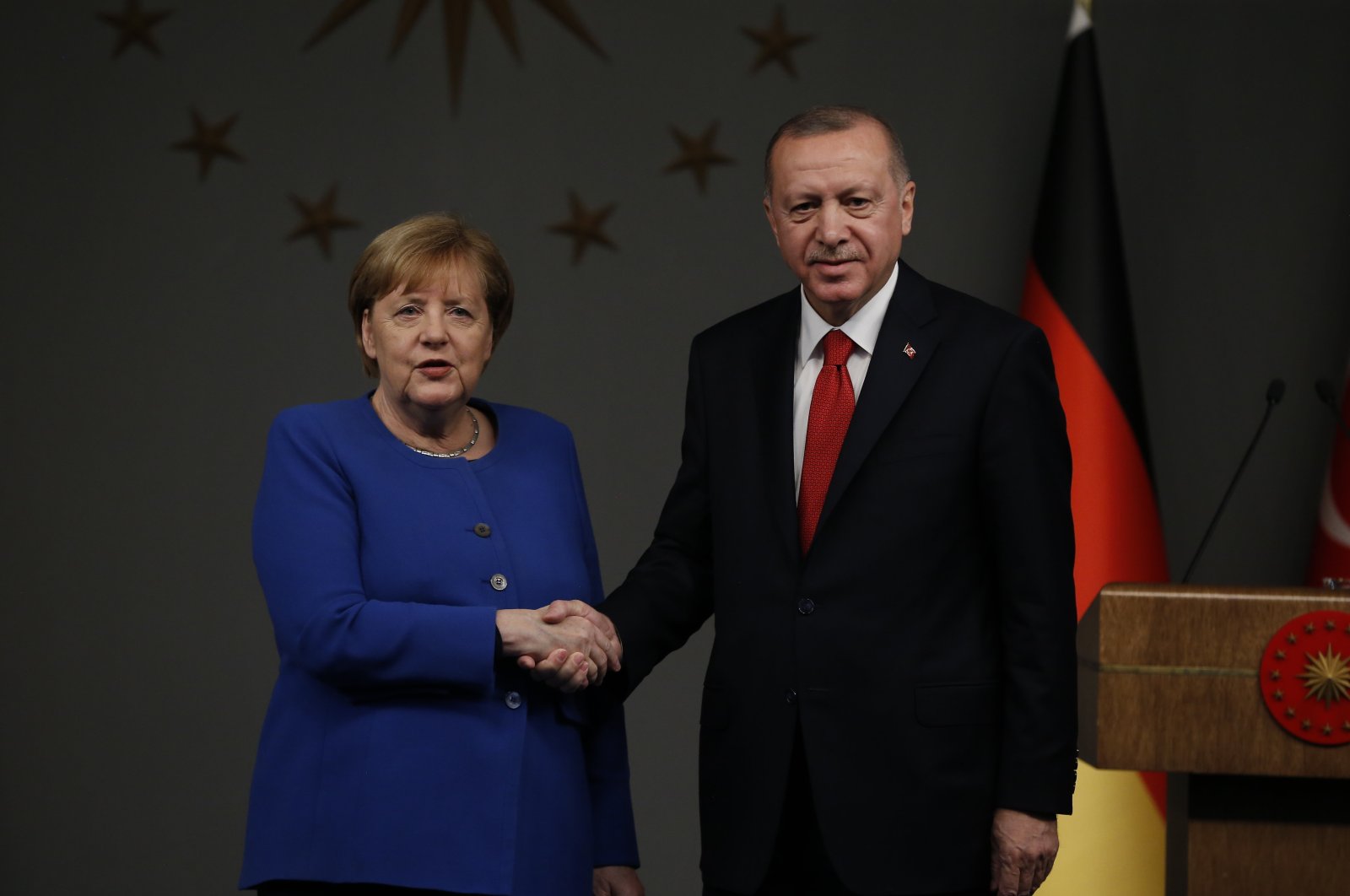 President Recep Tayyip Erdoğan (right) shakes hands with Germany's Chancellor Angela Merkel, (left) following their joint news conference after their meeting in Istanbul, Friday, Jan. 24, 2020. (AP Photo)