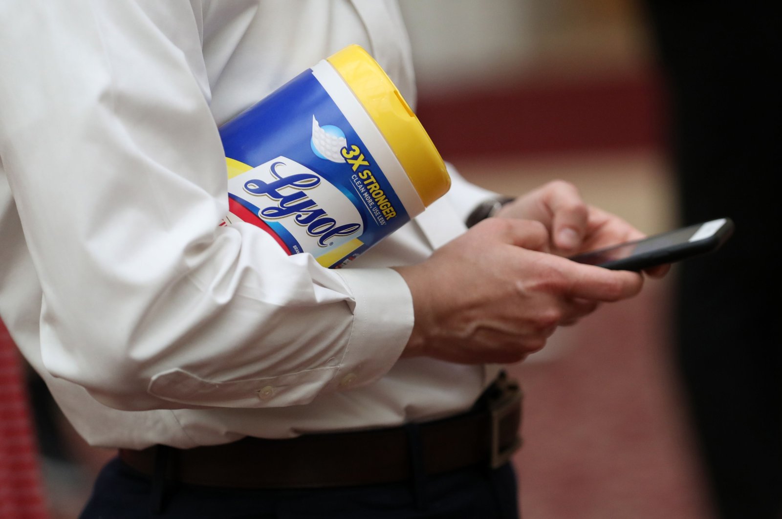  In this file photo taken on March 16, 2020, an attendee holds a container of Lysol disinfecting wipes during a press conference at San Francisco City Hall by Mayor London Breed. (AFP Photo)