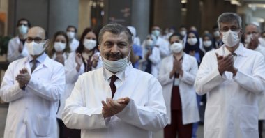 Turkish Health Minister Fahrettin Koca (C) and medical officials applaud during the inauguration ceremony for the Başakşehir City Hospital, a new massive health care complex partially opened to assist in the fight against the COVID-19 outbreak, in Istanbul, April 20, 2020. (AP Photo)