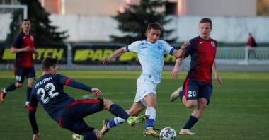 FC Dinamo Minsk's Ivan Bakhar in action with FC Smolevichi's Alex Butarevich, in Borisov, Belarus, Friday, April 24, 2020. (Reuters Photo)