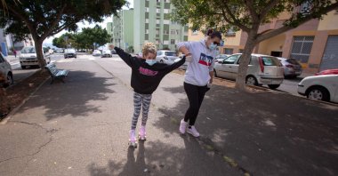 Vera, 10, is helped by her mother Rosi as she skates, during a national lockdown to prevent the spread of the COVID-19 disease, in Santa Cruz de Tenerife, Spain, April 26, 2020. (AFP Photo)