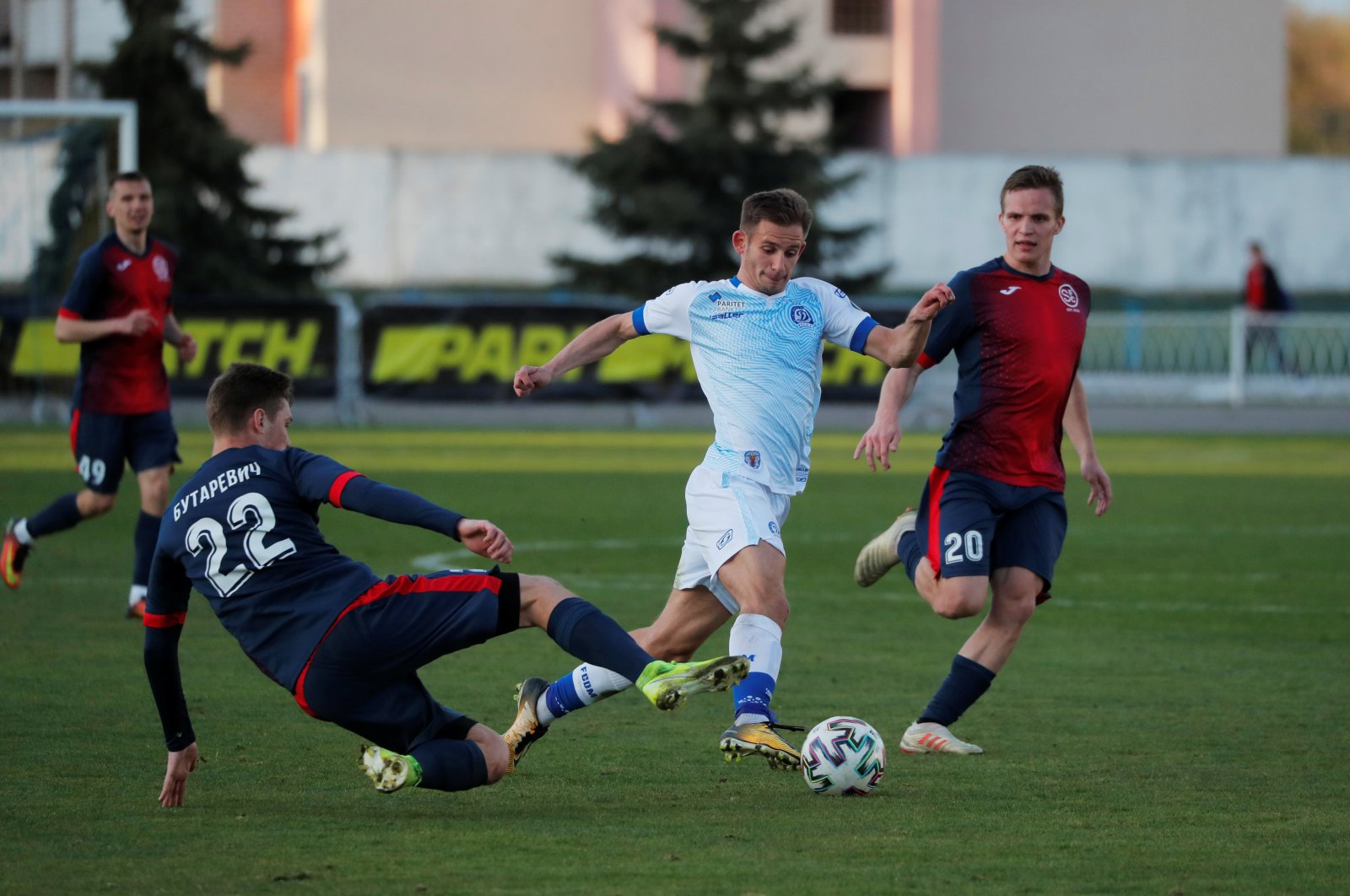 FC Dinamo Minsk's Ivan Bakhar in action with FC Smolevichi's Alex Butarevich, in Borisov, Belarus, Friday, April 24, 2020. (Reuters Photo)