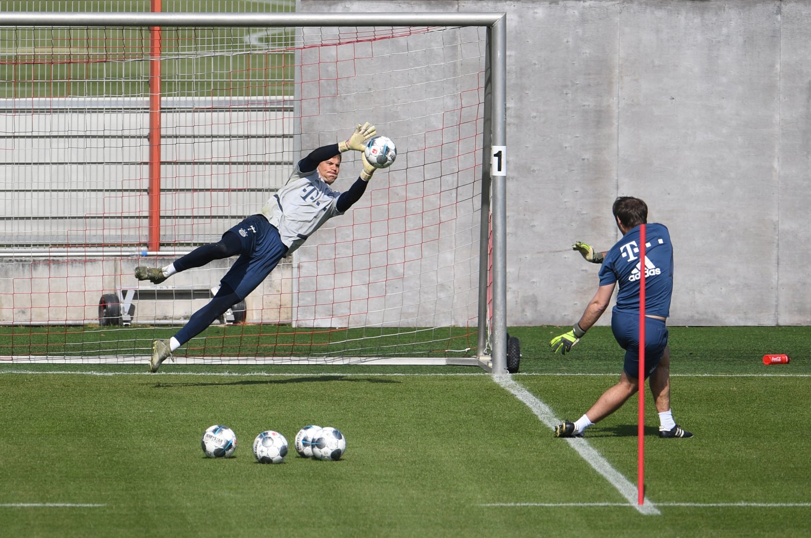 Manuel Neuer (L) during training, in Munich, Germany, Friday, April 24, 2020. (Reuters Photo)