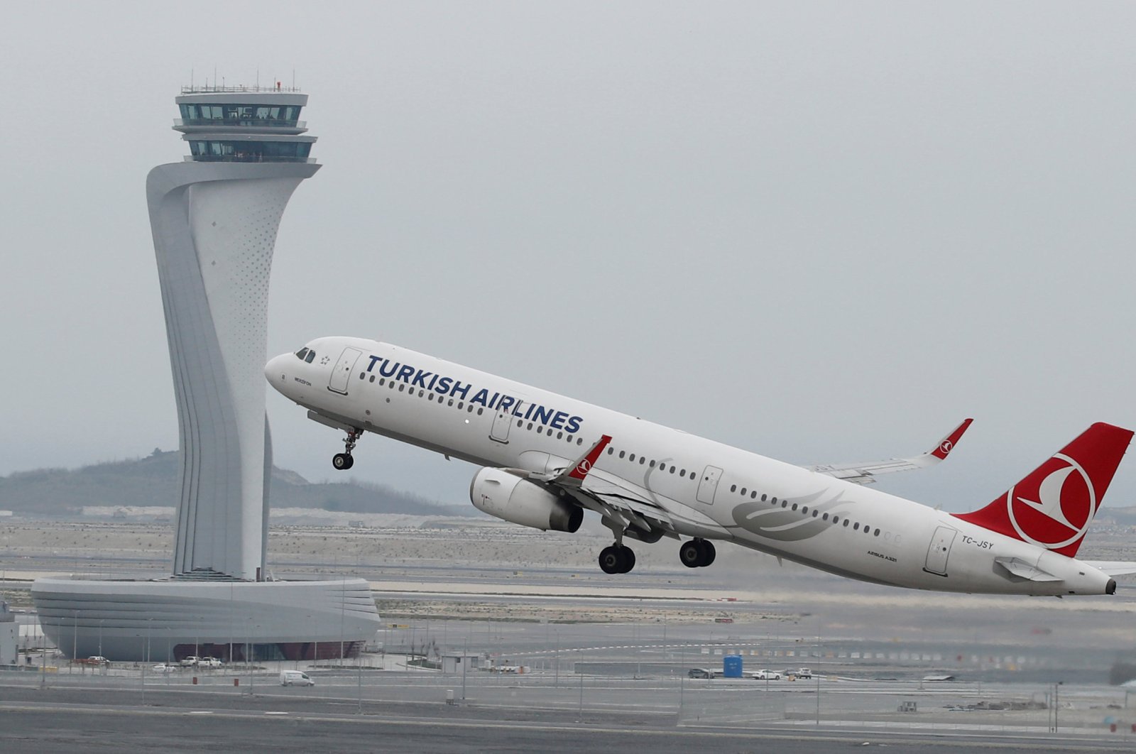 A Turkish Airlines Airbus A321-200 plane takes off from the city's new Istanbul Airport in Istanbul, Turkey, April 6, 2019. (Reuters Photo) 