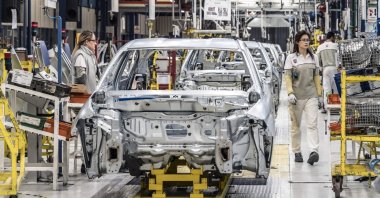 Cars are seen being assembled in the Bursa factory of Tofaş, a joint venture of Turkey's Koç Holding and Italian-American carmaker Fiat Chrysler, Bursa, Turkey, March 31, 2020. (AA Photo)