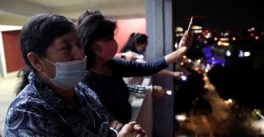 Mexicans join a nightly singing of "A Song of Joy" to express their admiration for medical staff, who are fighting the coronavirus disease (COVID-19), after the Mexican government declared a health emergency and issued stricter regulations to contain the spread of the coronavirus, in Mexico City, Mexico April 26, 2020. (Reuters Photo)