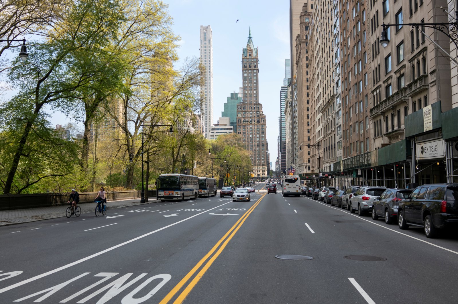Bicyclists ride down a relatively quiet Park Avenue South as the spread of the coronavirus disease continues in the Manhattan borough of New York City, U.S., April 25, 2020. (Reuters Photo)