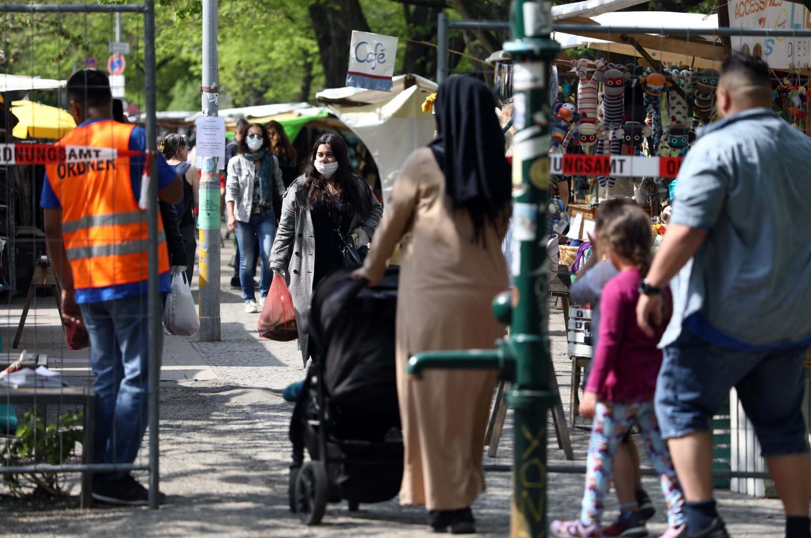 A steward regulates the access to a market at the Maybachufer in compliance with the current distance regulations, as the spread of the coronavirus disease (COVID-19) continues in Berlin, Germany, April 28, 2020. (Reuters Photo)