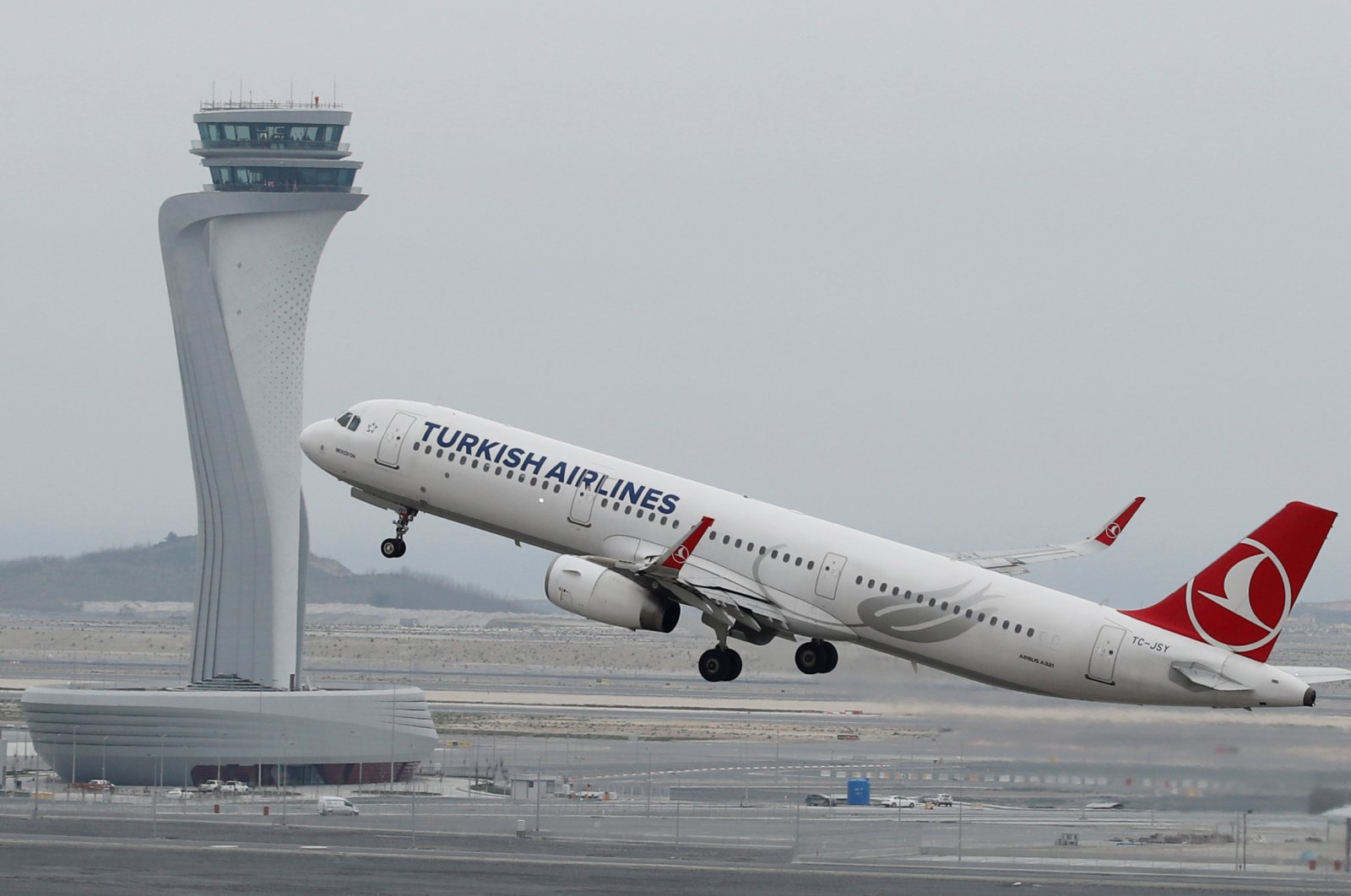 A Turkish Airlines Airbus A321-200 plane takes off from the city's new Istanbul Airport in Istanbul, Turkey, April 6, 2019. (Reuters Photo)