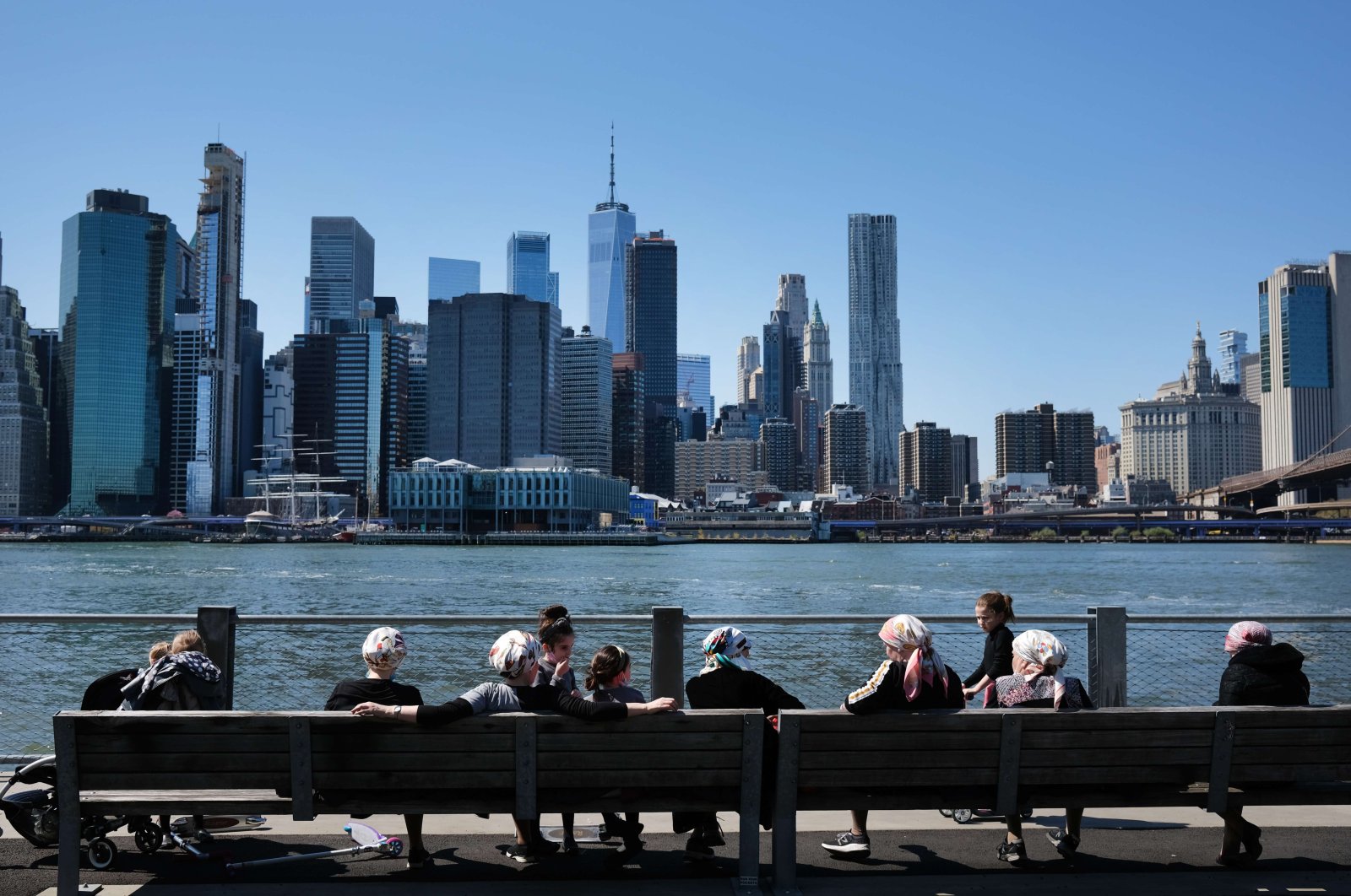 People enjoy a spring afternoon in Brooklyn Bridge Park on April 28, 2020 in the Brooklyn borough of New York City. (AFP Photo)