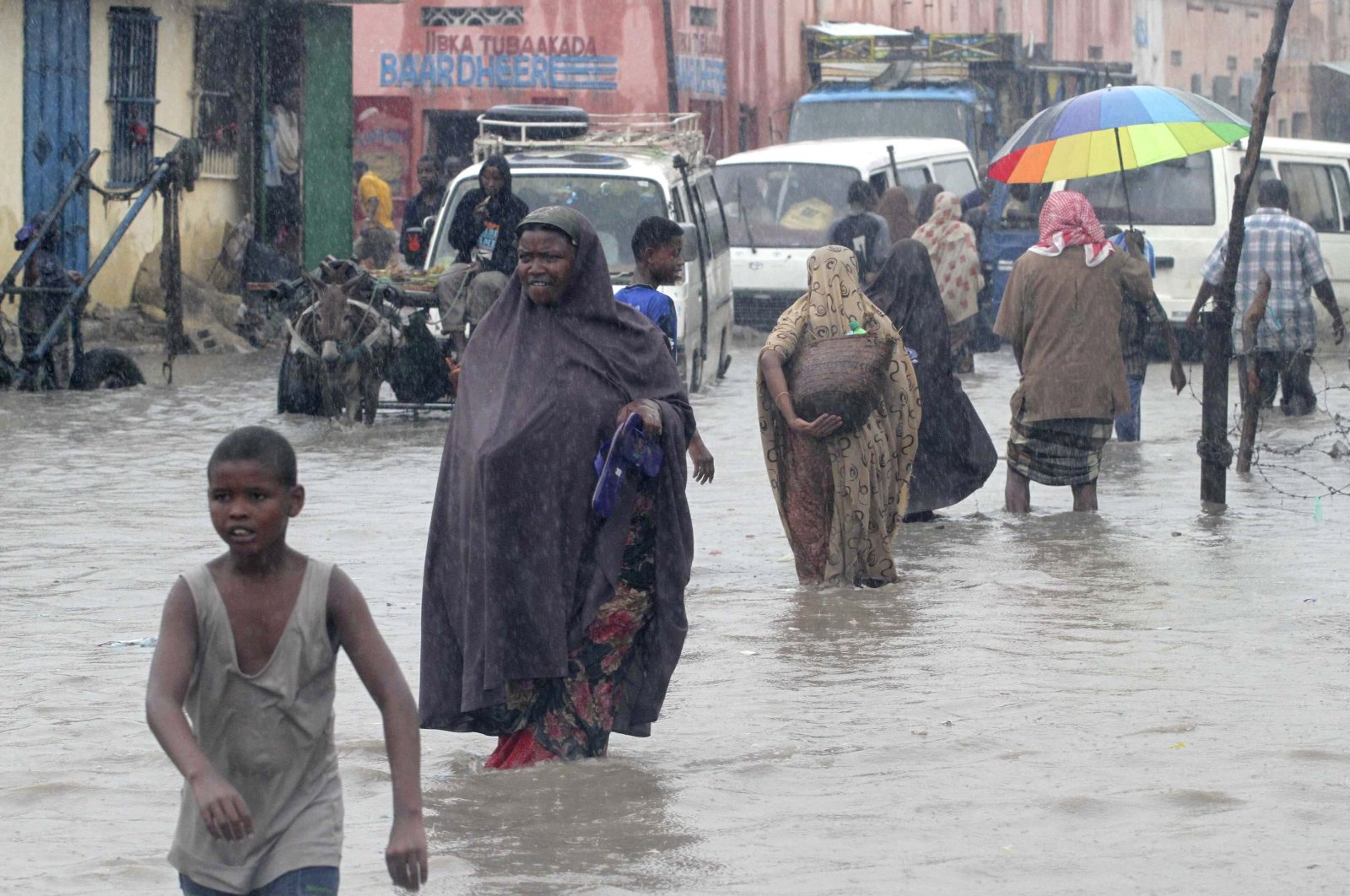 Residents wade through a flooded street in the Hamar Jajab district of the capital Mogadishu, Somalia, July 14, 2011. (Reuters Photo)