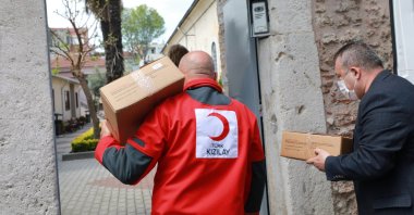 Turkish Red Crescent delivers food packages to those in need amid the coronavirus outbreak, Istanbul, Turkey, April 30, 2020. (IHA Photo)