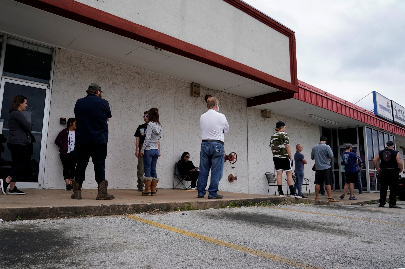 People who lost their jobs, largely due to the COVID-19 pandemic, wait in line to file for unemployment at an Arkansas Workforce Center, Fayetteville, Arkansas, U.S. April 6, 2020. (Reuters Photo)