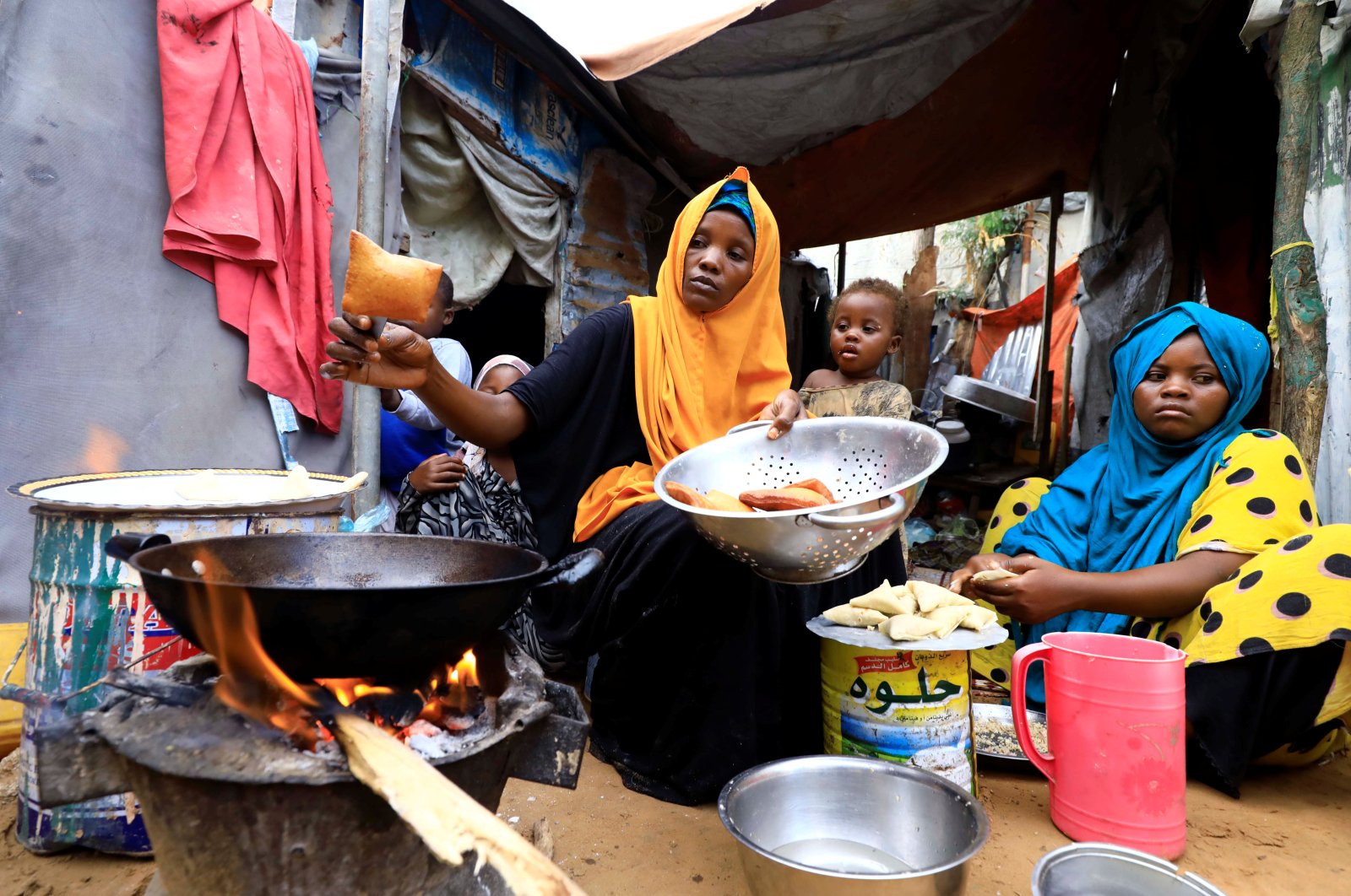 An internally displaced Somali woman and her children prepare their Iftar meal during the month of Ramadan at the Shabelle makeshift camp in Hodan district of Mogadishu, Somalia, April 24, 2020. (Reuters Photo)