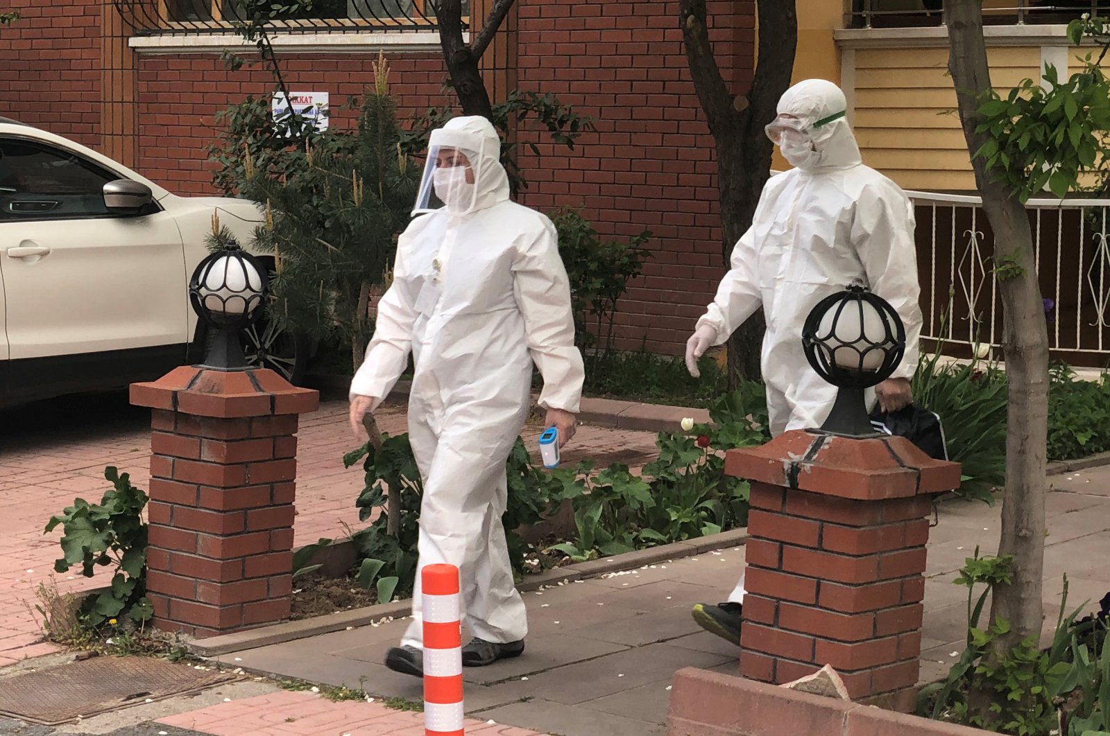 Members of the Health Ministry's coronavirus contact tracing team leave after visiting a home to check a suspected case of COVID-19 in Ankara, April 27, 2020. (Reuters Photo)