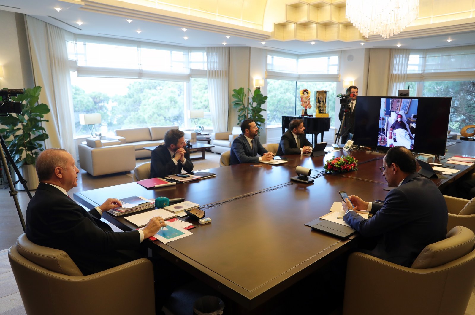 President Recep Tayyip Erdoğan speaks to one of the patients at Cerrahpaşa hospital, in Istanbul, Turkey, Friday, May 1, 2020. (COURTESY OF TURKISH PRESIDENCY) 