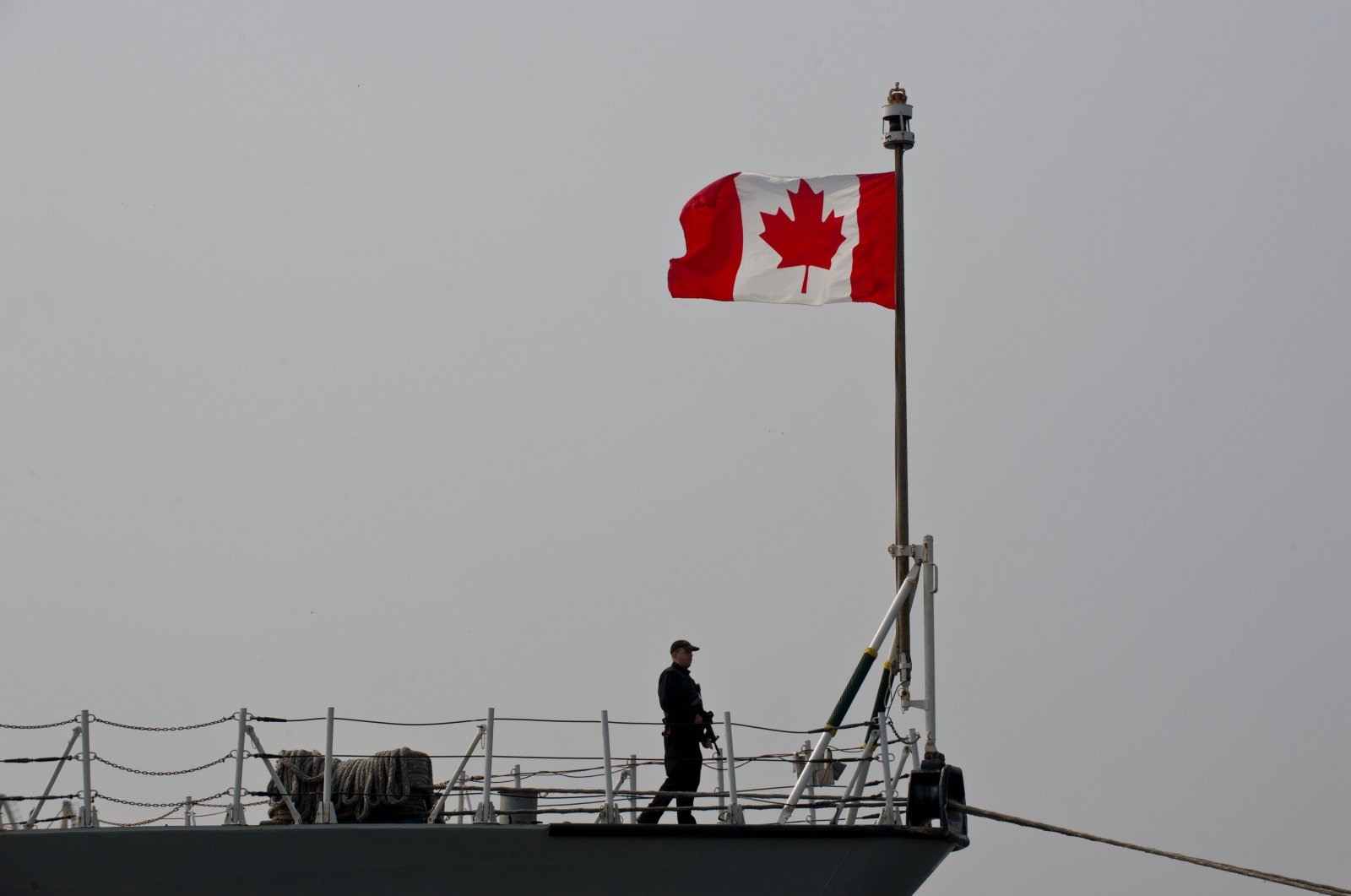 Canadian soldier stands on board frigate HMCS Fredericton docked at Constanta Harbour in Constanta, Romania, on March 13, 2015. (AFP Photo)